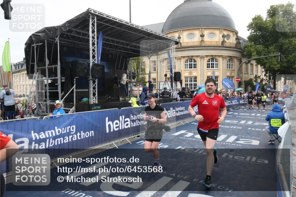 30.06.2024 - hella hamburg halbmarathon Michael Strokosch http://msf.ph/oto/6453568 30.06.2024 12:26:33 Ziel 5019, 8517, 9011, 9325 meine-sportfotos.de