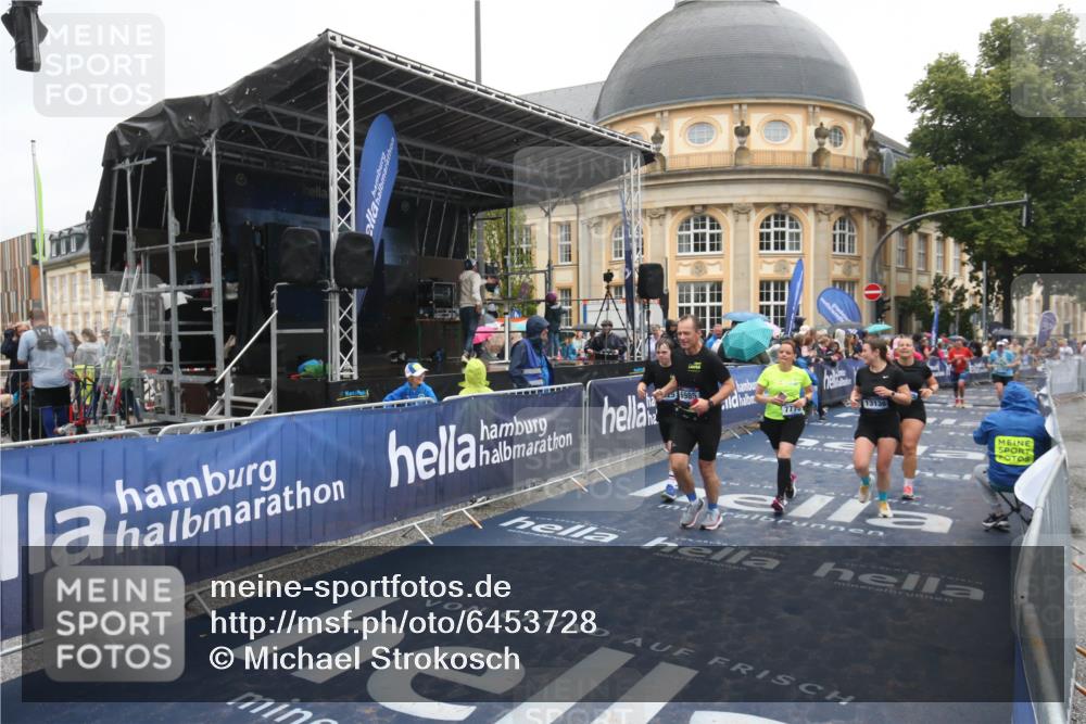 30.06.2024 - hella hamburg halbmarathon Michael Strokosch http://msf.ph/oto/6453728 30.06.2024 12:26:39 Ziel 4202, 6985, 7773, 9325, 9520, 13135, 13136 meine-sportfotos.de
