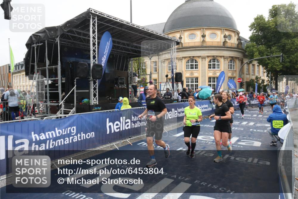 30.06.2024 - hella hamburg halbmarathon Michael Strokosch http://msf.ph/oto/6453804 30.06.2024 12:26:40 Ziel 4202, 6985, 7773, 9325, 9520, 13135, 13136 meine-sportfotos.de