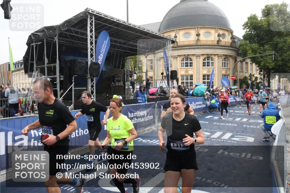 30.06.2024 - hella hamburg halbmarathon Michael Strokosch http://msf.ph/oto/6453902 30.06.2024 12:26:41 Ziel 4202, 6985, 7773, 9325, 9520, 11784, 13135, 13136 meine-sportfotos.de