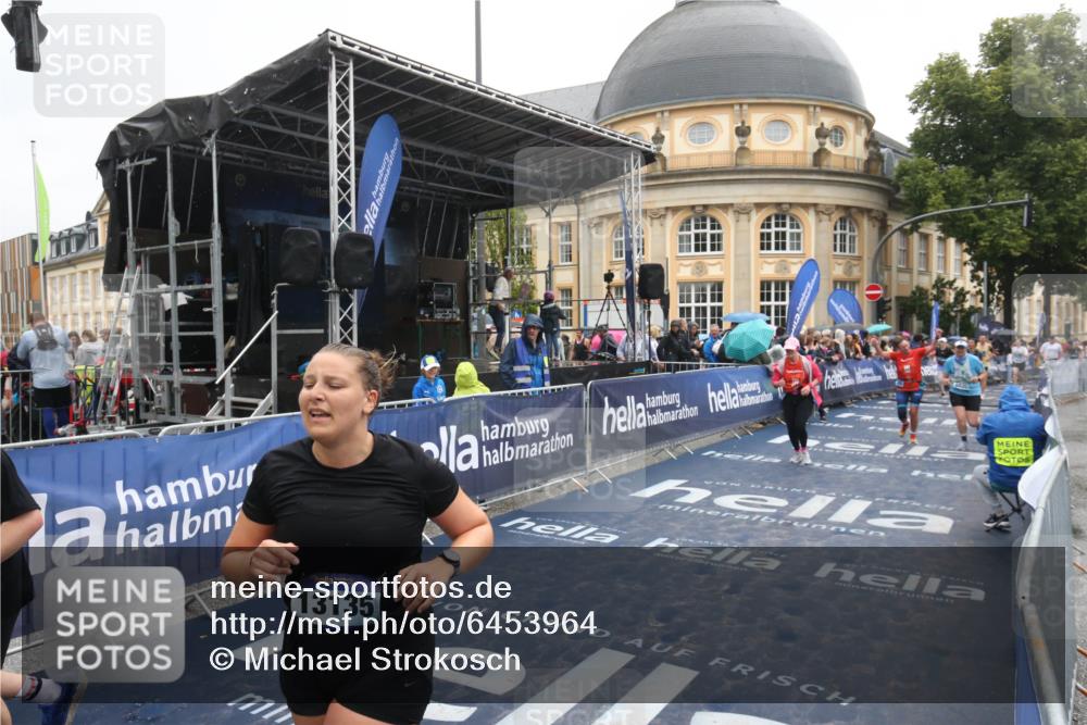 30.06.2024 - hella hamburg halbmarathon Michael Strokosch http://msf.ph/oto/6453964 30.06.2024 12:26:42 Ziel 4202, 6825, 6985, 7773, 9325, 9520, 11784, 13135, 13136 meine-sportfotos.de