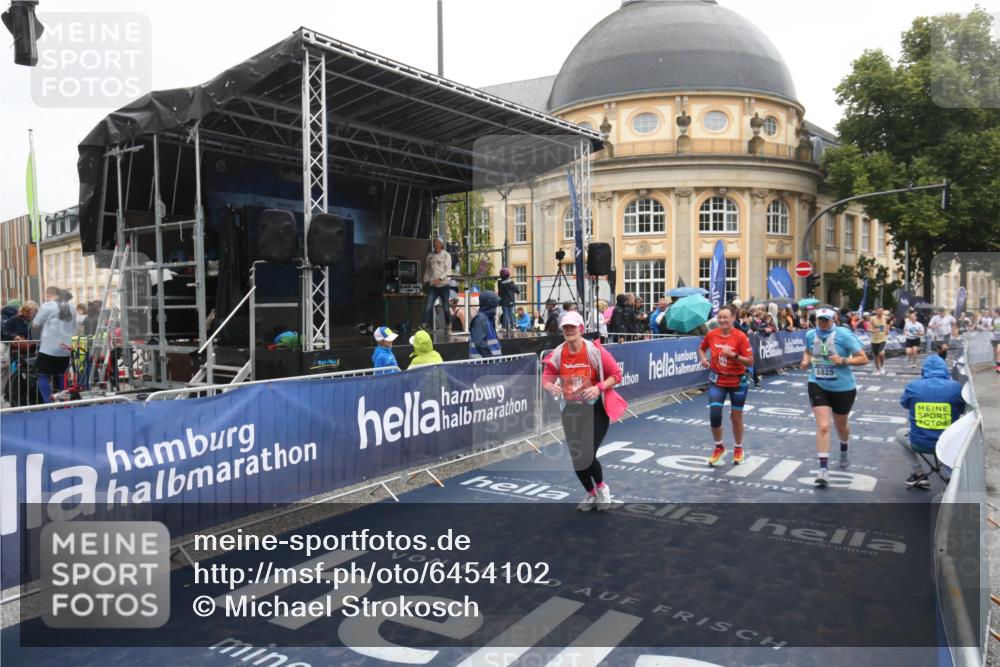 30.06.2024 - hella hamburg halbmarathon Michael Strokosch http://msf.ph/oto/6454102 30.06.2024 12:26:44 Ziel 4202, 4906, 4940, 6825, 9520, 11784, 13135 meine-sportfotos.de