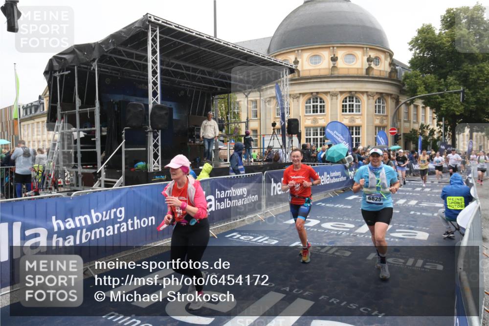 30.06.2024 - hella hamburg halbmarathon Michael Strokosch http://msf.ph/oto/6454172 30.06.2024 12:26:45 Ziel 4202, 4906, 4940, 5010, 6825, 9520, 11784, 13135 meine-sportfotos.de