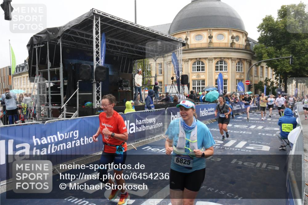 30.06.2024 - hella hamburg halbmarathon Michael Strokosch http://msf.ph/oto/6454236 30.06.2024 12:26:46 Ziel 4202, 4906, 4940, 5010, 6825, 9520, 11784, 12516, 13135 meine-sportfotos.de