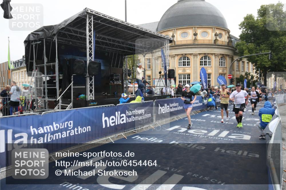 30.06.2024 - hella hamburg halbmarathon Michael Strokosch http://msf.ph/oto/6454464 30.06.2024 12:26:49 Ziel 4906, 4940, 5010, 6825, 7037, 8358, 11784, 12516 meine-sportfotos.de