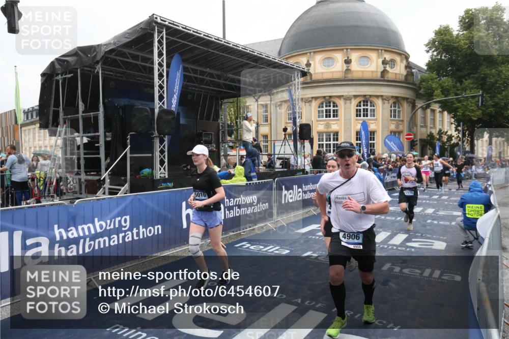 30.06.2024 - hella hamburg halbmarathon Michael Strokosch http://msf.ph/oto/6454607 30.06.2024 12:26:51 Ziel 3737, 4906, 4940, 5010, 6825, 7037, 8358, 10258, 10372, 12516 meine-sportfotos.de