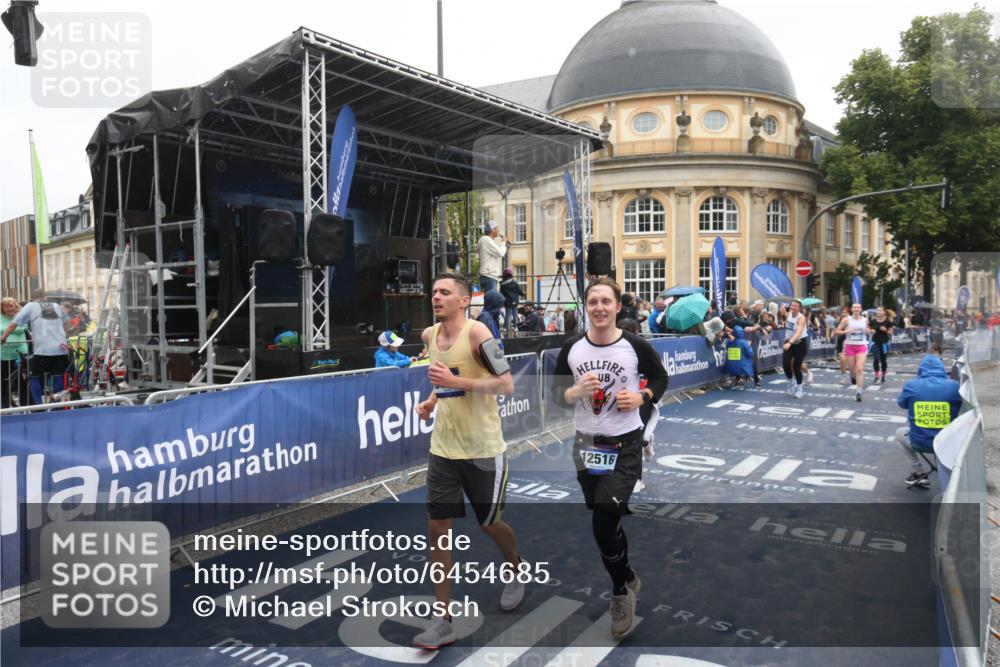 30.06.2024 - hella hamburg halbmarathon Michael Strokosch http://msf.ph/oto/6454685 30.06.2024 12:26:53 Ziel 3737, 4906, 4940, 5010, 7037, 8139, 8140, 8358, 10258, 10372, 12516 meine-sportfotos.de