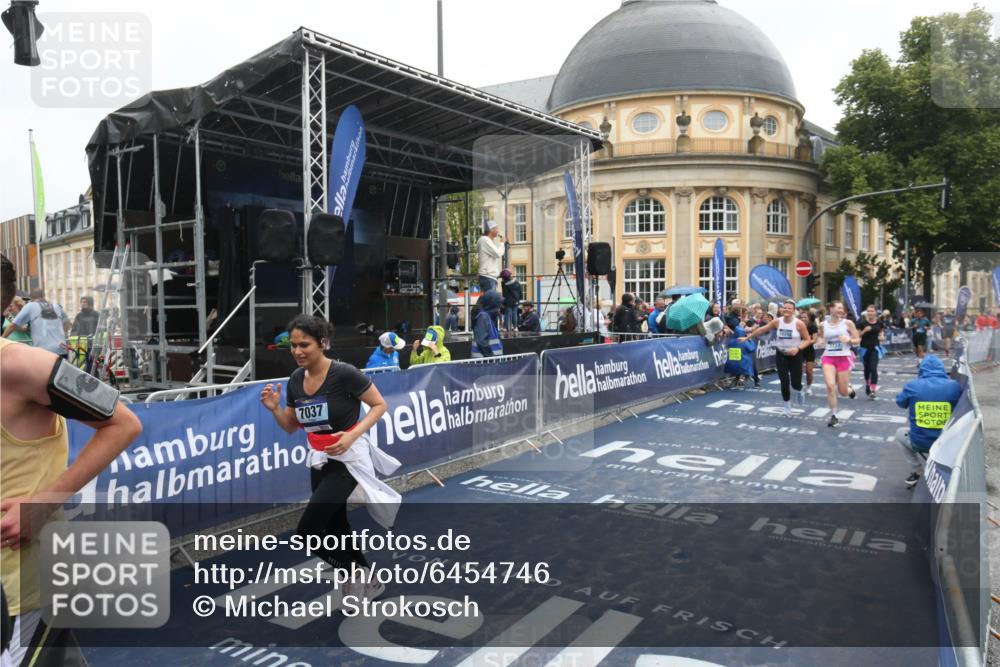 30.06.2024 - hella hamburg halbmarathon Michael Strokosch http://msf.ph/oto/6454746 30.06.2024 12:26:54 Ziel 3737, 5010, 7037, 8139, 8140, 8358, 10258, 10372, 12516 meine-sportfotos.de