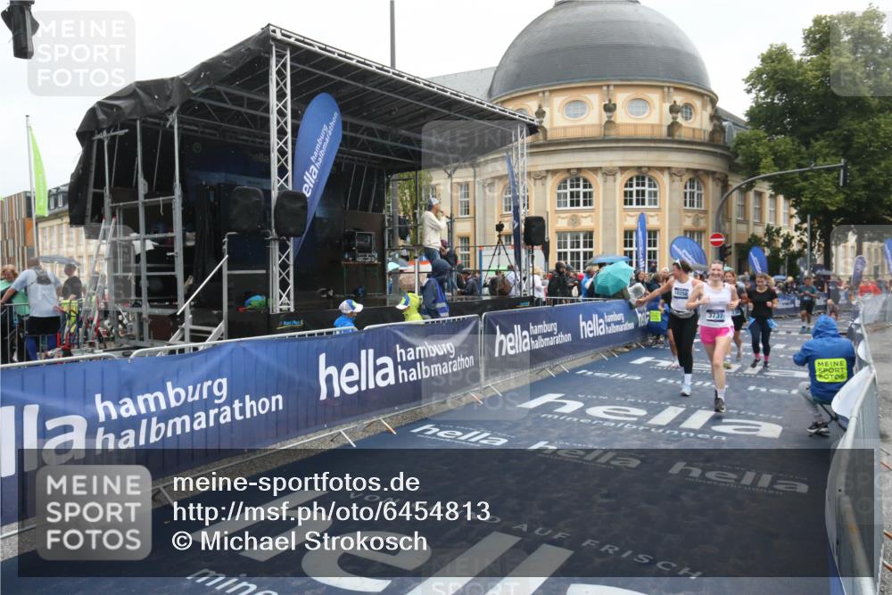 30.06.2024 - hella hamburg halbmarathon Michael Strokosch http://msf.ph/oto/6454813 30.06.2024 12:26:55 Ziel 3737, 7037, 8139, 8140, 8358, 10258, 10372, 12516 meine-sportfotos.de
