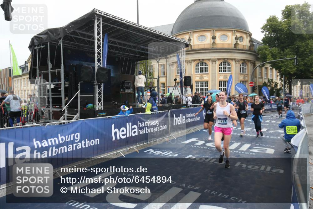30.06.2024 - hella hamburg halbmarathon Michael Strokosch http://msf.ph/oto/6454894 30.06.2024 12:26:56 Ziel 3737, 7037, 8139, 8140, 8358, 10258, 10372 meine-sportfotos.de