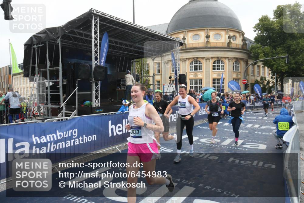 30.06.2024 - hella hamburg halbmarathon Michael Strokosch http://msf.ph/oto/6454983 30.06.2024 12:26:57 Ziel 3737, 8139, 8140, 10258, 10372, 11302 meine-sportfotos.de