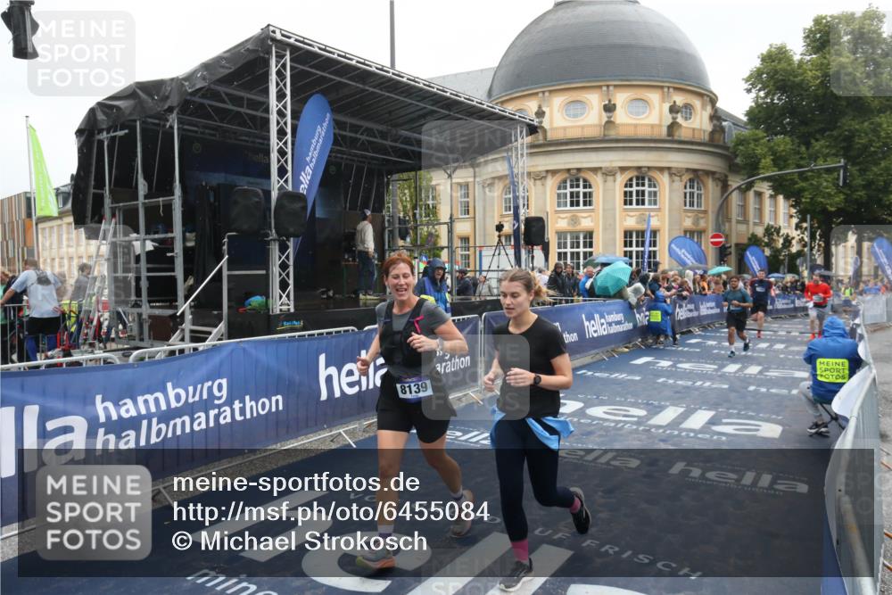 30.06.2024 - hella hamburg halbmarathon Michael Strokosch http://msf.ph/oto/6455084 30.06.2024 12:26:59 Ziel 3737, 5380, 8139, 8140, 10258, 10372, 11302, 13052 meine-sportfotos.de