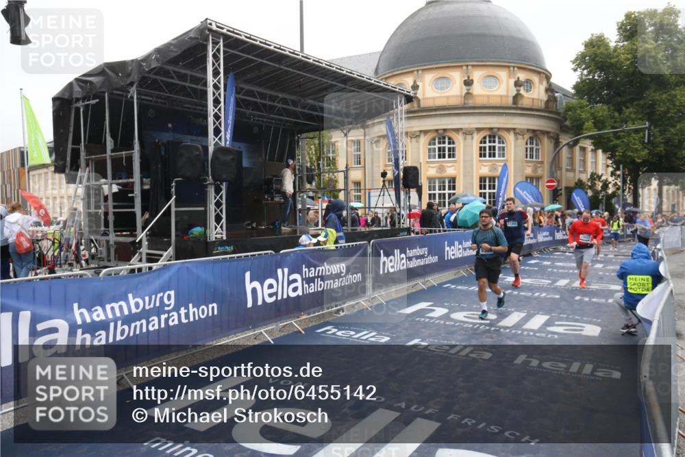 30.06.2024 - hella hamburg halbmarathon Michael Strokosch http://msf.ph/oto/6455142 30.06.2024 12:27:01 Ziel 5380, 6100, 8139, 8140, 11302, 13052 meine-sportfotos.de