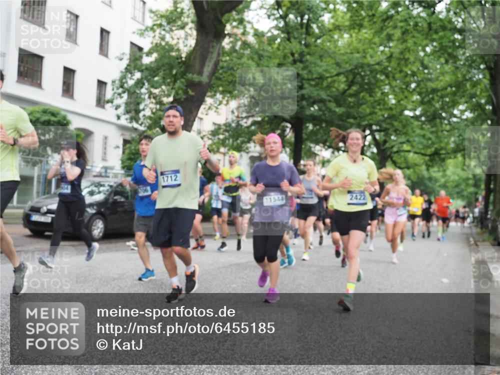 30.06.2024 - hella hamburg halbmarathon KatJ http://msf.ph/oto/6455185 30.06.2024 10:42:22 Laufen KM 15 834, 1048, 1712, 2422, 2762, 3009, 3496, 3541, 3542, 3933, 3939, 4297, 4350, 4386, 4927, 6212, 6220, 6221, 6409, 6562, 6706, 6722, 6900, 7100, 7248, 7375, 7378, 7637, 7686, 8310, 8596, 8904, 9052, 9054, 9362, 9580, 9870, 9935, 9946, 10718, 11045, 11463, 11544, 11759, 11954, 12056, 12105, 13082, 13286 meine-sportfotos.de