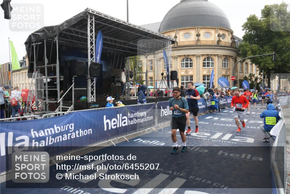 30.06.2024 - hella hamburg halbmarathon Michael Strokosch http://msf.ph/oto/6455207 30.06.2024 12:27:03 Ziel 4037, 5380, 6100, 11302, 11825, 13052 meine-sportfotos.de