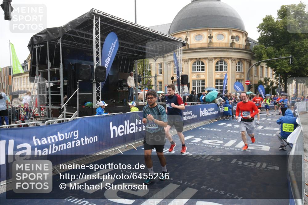 30.06.2024 - hella hamburg halbmarathon Michael Strokosch http://msf.ph/oto/6455236 30.06.2024 12:27:04 Ziel 4037, 5380, 6100, 8732, 10332, 11302, 11825, 13052 meine-sportfotos.de
