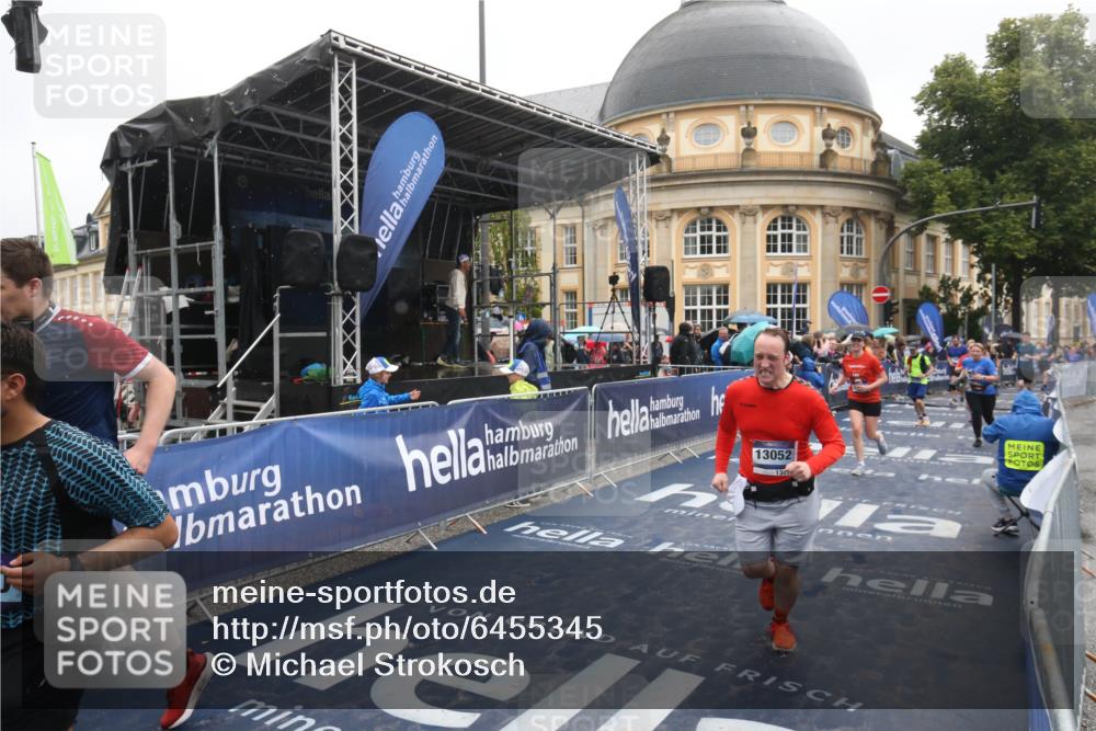 30.06.2024 - hella hamburg halbmarathon Michael Strokosch http://msf.ph/oto/6455345 30.06.2024 12:27:05 Ziel 4037, 5380, 6100, 8732, 10332, 10333, 10551, 11302, 11825, 13052 meine-sportfotos.de