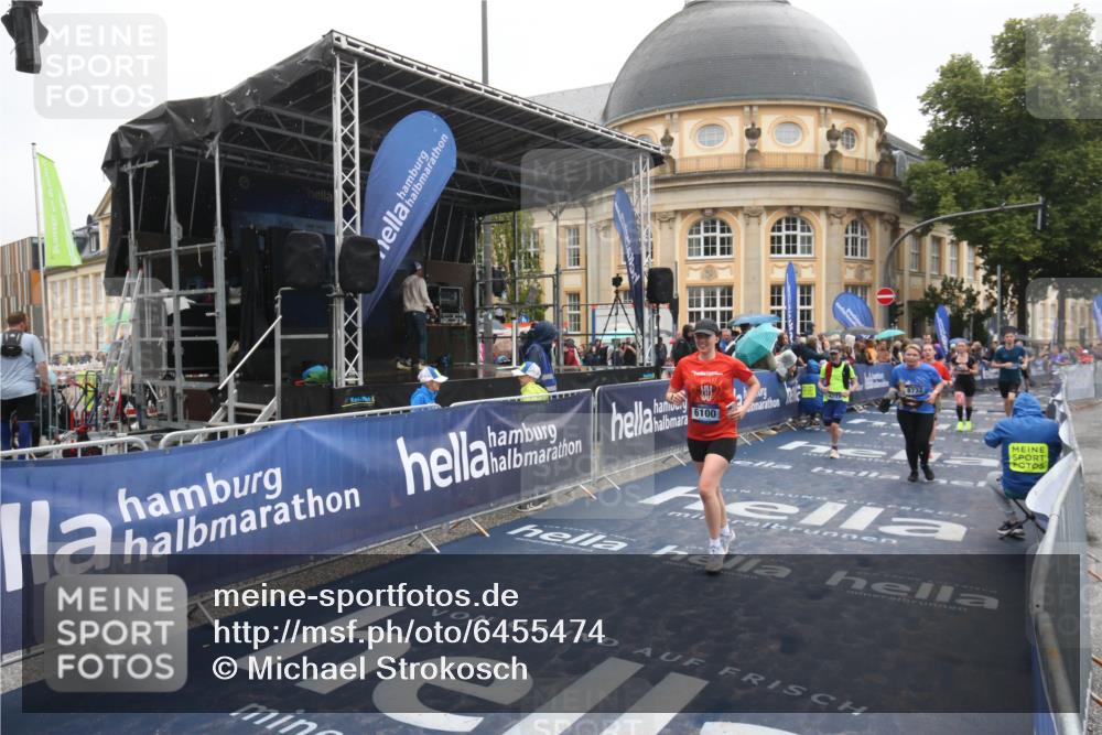 30.06.2024 - hella hamburg halbmarathon Michael Strokosch http://msf.ph/oto/6455474 30.06.2024 12:27:07 Ziel 4037, 5380, 6100, 8732, 10332, 10333, 10551, 11825, 13052 meine-sportfotos.de