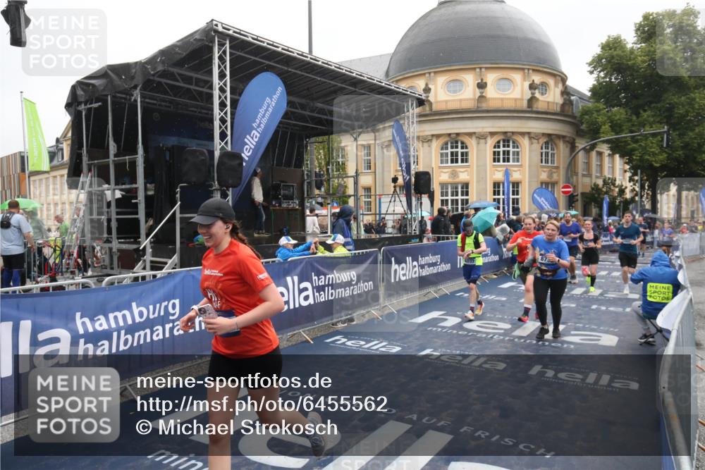 30.06.2024 - hella hamburg halbmarathon Michael Strokosch http://msf.ph/oto/6455562 30.06.2024 12:27:08 Ziel 4037, 6100, 8732, 10332, 10333, 10551, 11825, 13052 meine-sportfotos.de