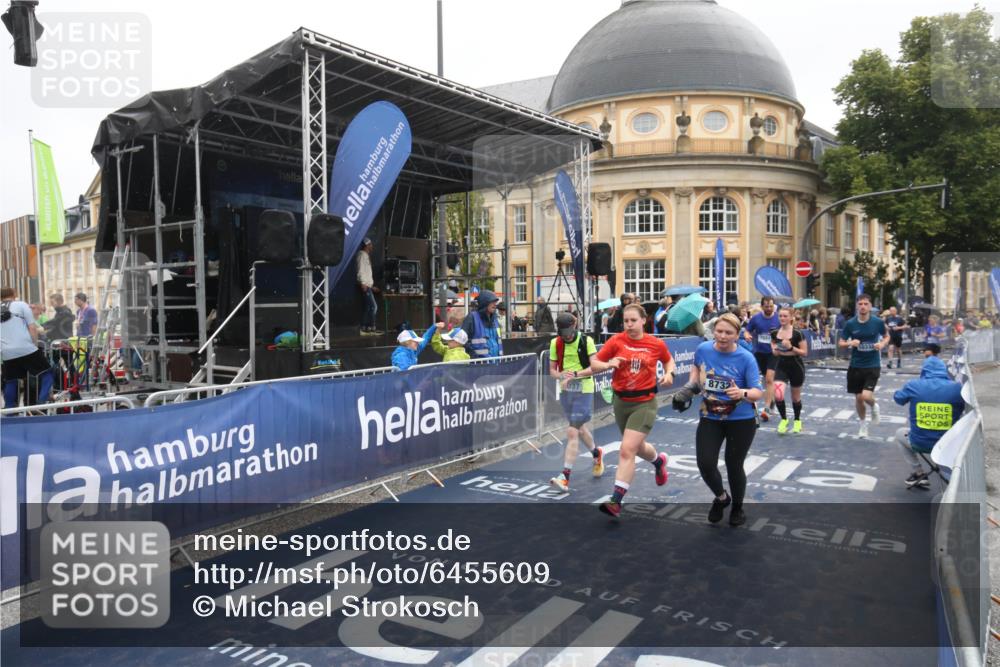 30.06.2024 - hella hamburg halbmarathon Michael Strokosch http://msf.ph/oto/6455609 30.06.2024 12:27:09 Ziel 4037, 6100, 8732, 10332, 10333, 10551, 11825 meine-sportfotos.de