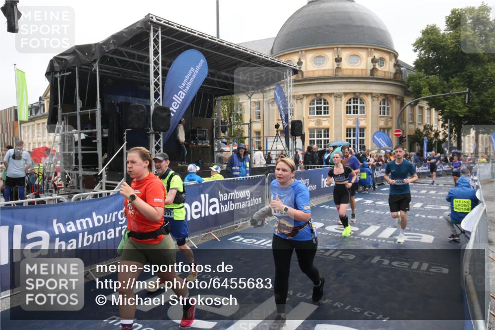 30.06.2024 - hella hamburg halbmarathon Michael Strokosch http://msf.ph/oto/6455683 30.06.2024 12:27:10 Ziel 4037, 6100, 8732, 10332, 10333, 10551, 11825 meine-sportfotos.de