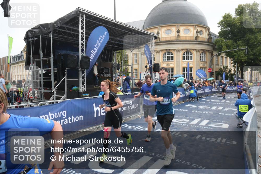 30.06.2024 - hella hamburg halbmarathon Michael Strokosch http://msf.ph/oto/6455756 30.06.2024 12:27:11 Ziel 4037, 8732, 10332, 10333, 10551, 11002, 11825, 12196 meine-sportfotos.de