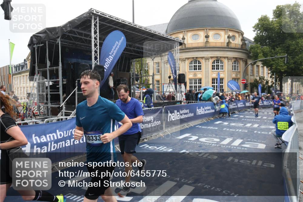 30.06.2024 - hella hamburg halbmarathon Michael Strokosch http://msf.ph/oto/6455775 30.06.2024 12:27:12 Ziel 4037, 5503, 8732, 10332, 10333, 10551, 11002, 11412, 11825, 12196 meine-sportfotos.de