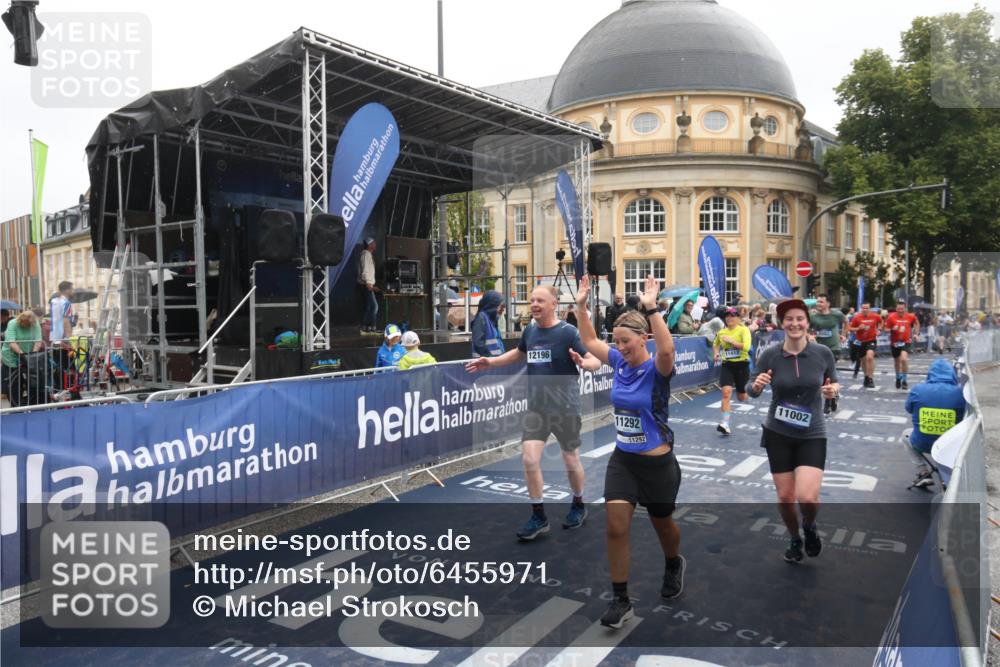 30.06.2024 - hella hamburg halbmarathon Michael Strokosch http://msf.ph/oto/6455971 30.06.2024 12:27:17 Ziel 1716, 3887, 5503, 5804, 5805, 6516, 11002, 11292, 11412, 12196 meine-sportfotos.de