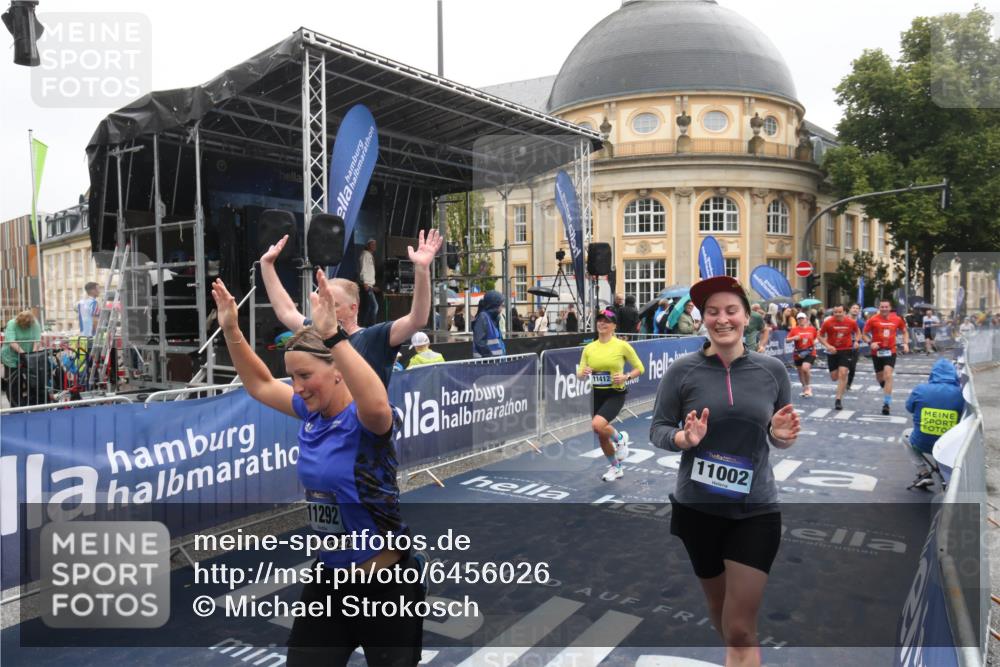 30.06.2024 - hella hamburg halbmarathon Michael Strokosch http://msf.ph/oto/6456026 30.06.2024 12:27:18 Ziel 1716, 3887, 5503, 5804, 5805, 6516, 11002, 11292, 11412, 12196 meine-sportfotos.de