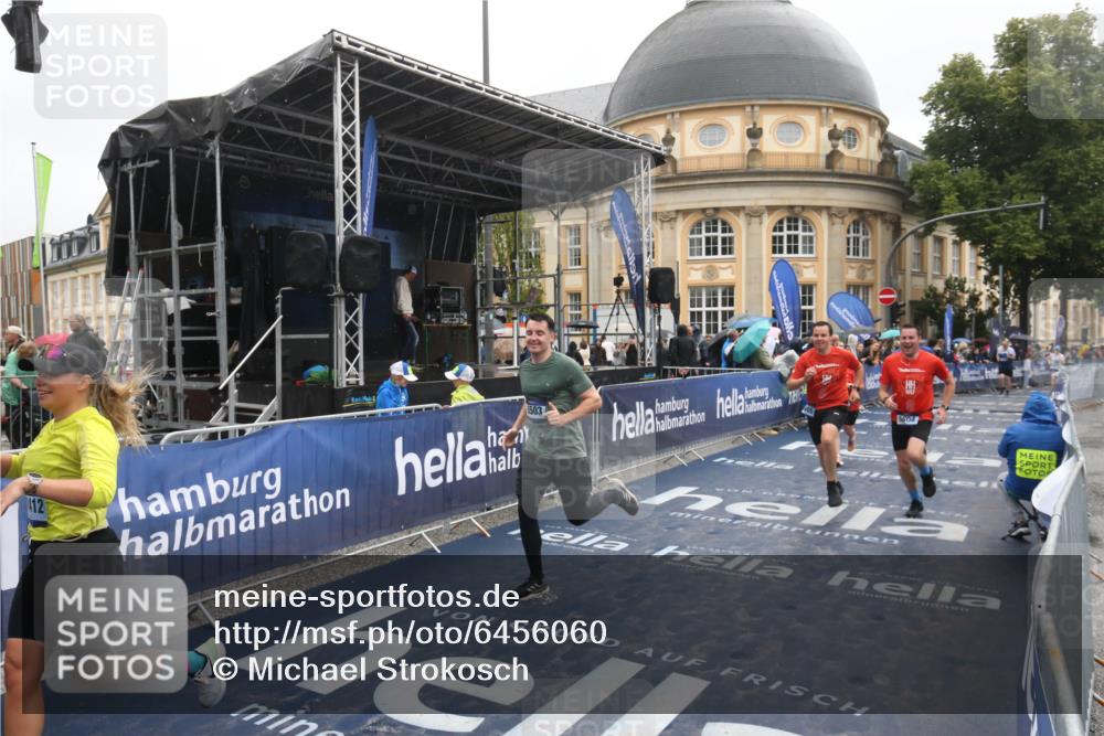 30.06.2024 - hella hamburg halbmarathon Michael Strokosch http://msf.ph/oto/6456060 30.06.2024 12:27:19 Ziel 1716, 3887, 5503, 5804, 5805, 6516, 11002, 11292, 11412, 12196 meine-sportfotos.de