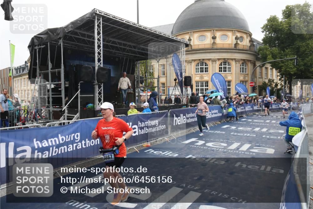 30.06.2024 - hella hamburg halbmarathon Michael Strokosch http://msf.ph/oto/6456156 30.06.2024 12:27:22 Ziel 1716, 1909, 3887, 5804, 5805, 6516, 7420, 11292 meine-sportfotos.de