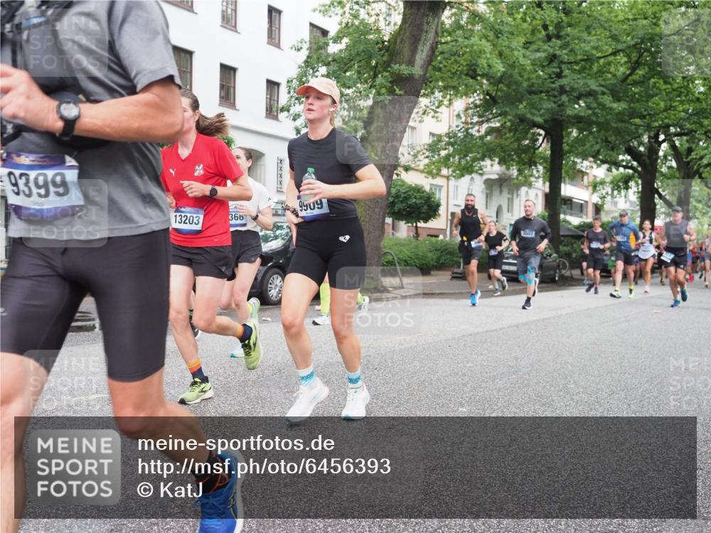 30.06.2024 - hella hamburg halbmarathon KatJ http://msf.ph/oto/6456393 30.06.2024 10:42:38 Laufen KM 15 820, 848, 903, 1082, 1308, 1395, 1758, 2141, 2144, 2159, 2366, 2367, 2762, 3007, 3126, 3862, 3933, 4105, 4773, 4777, 5057, 5371, 5745, 6174, 6409, 6583, 6722, 6739, 6816, 6846, 6914, 7732, 8001, 8086, 8370, 9399, 9909, 10068, 10589, 10675, 11045, 11201, 11316, 11317, 11824, 11954, 12056, 12185, 13174, 13203 meine-sportfotos.de