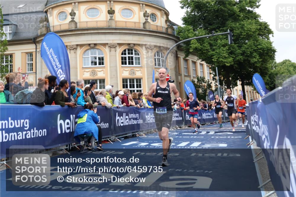 30.06.2024 - hella hamburg halbmarathon Strokosch-Dieckow http://msf.ph/oto/6459735 30.06.2024 10:40:32 Ziel 1248, 1902, 2075, 2292, 3150, 4380, 4536, 4789, 6384, 7929, 8068, 8436, 8545, 8632, 8966, 9082, 9532, 9732, 9980, 10846, 11265, 11576, 12390 meine-sportfotos.de
