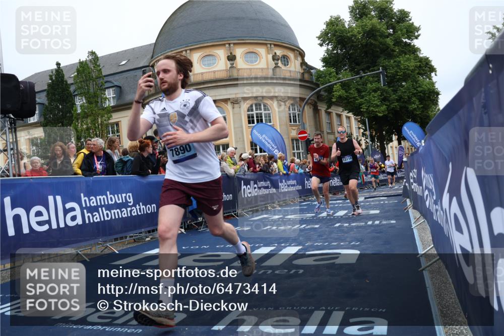 30.06.2024 - hella hamburg halbmarathon Strokosch-Dieckow http://msf.ph/oto/6473414 30.06.2024 10:43:57 Ziel 519, 711, 731, 862, 1015, 1104, 1475, 2713, 3029, 3171, 3734, 3977, 4006, 4469, 4485, 5887, 7200, 7734, 7794, 7890, 8270, 8564, 9453, 9585, 9932, 10396, 10613, 10880, 10881, 10995, 11933, 12036, 12104, 12200, 13118, 13441 meine-sportfotos.de
