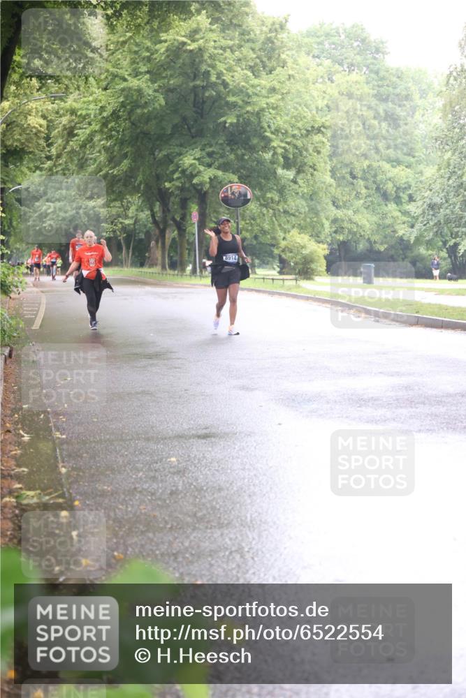 30.06.2024 - hella hamburg halbmarathon H.Heesch http://msf.ph/oto/6522554 30.06.2024 12:26:35 Zwischen KM18-KM19 1945, 3684, 6300, 7405, 8914, 13124 meine-sportfotos.de