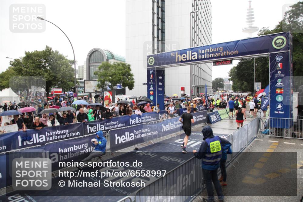 30.06.2024 - hella hamburg halbmarathon Michael Strokosch http://msf.ph/oto/6558997 30.06.2024 12:23:07 Ziel 8209, 10784 meine-sportfotos.de