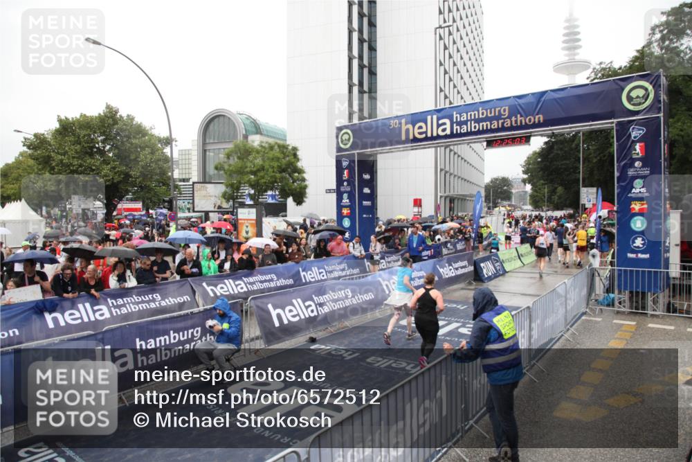 30.06.2024 - hella hamburg halbmarathon Michael Strokosch http://msf.ph/oto/6572512 30.06.2024 12:25:01 Ziel 3721, 5470 meine-sportfotos.de