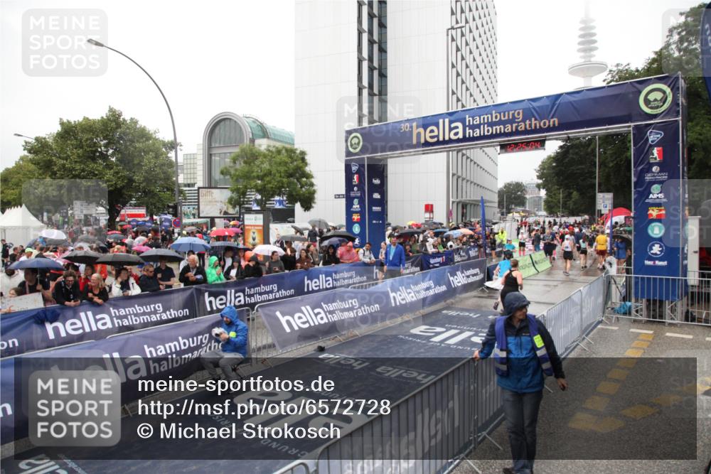 30.06.2024 - hella hamburg halbmarathon Michael Strokosch http://msf.ph/oto/6572728 30.06.2024 12:25:03 Ziel 3721, 5470 meine-sportfotos.de