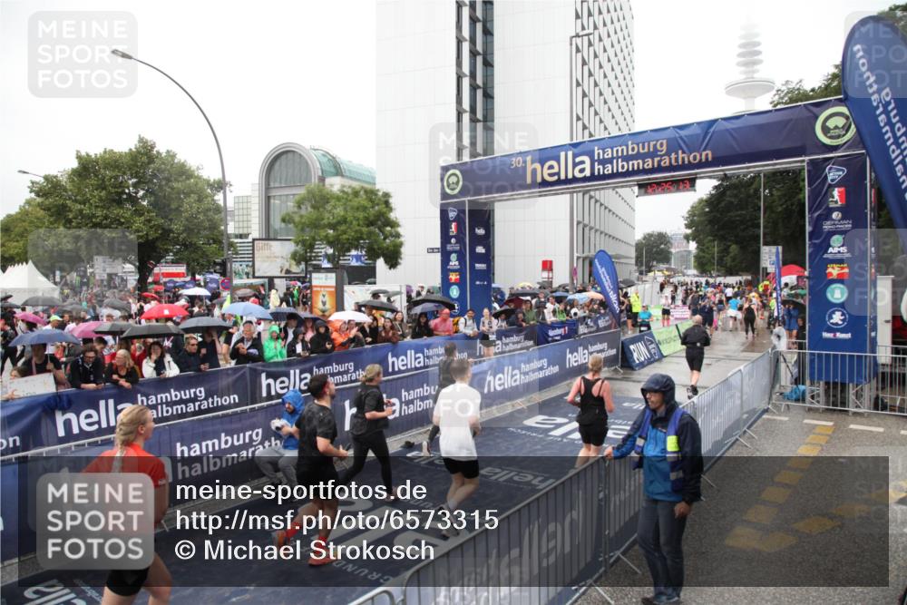 30.06.2024 - hella hamburg halbmarathon Michael Strokosch http://msf.ph/oto/6573315 30.06.2024 12:25:11 Ziel 1892, 1903, 2938, 2939, 3125, 4344, 11607 meine-sportfotos.de