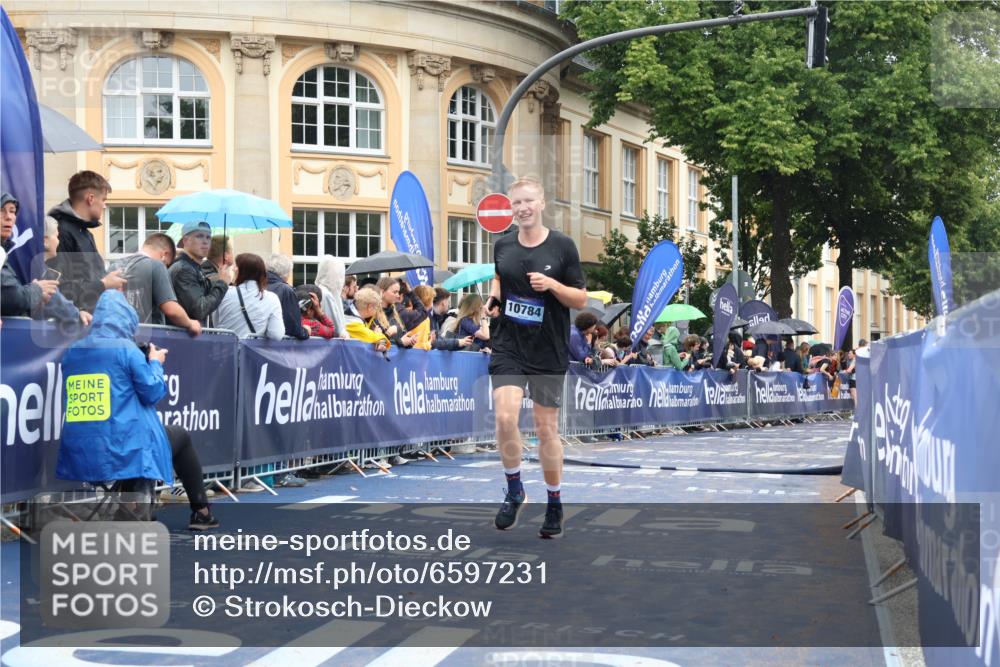 30.06.2024 - hella hamburg halbmarathon Strokosch-Dieckow http://msf.ph/oto/6597231 30.06.2024 12:23:03 Ziel 720, 3310, 3421, 4087, 4088, 4945, 8209, 9324, 10784, 11552, 11779 meine-sportfotos.de