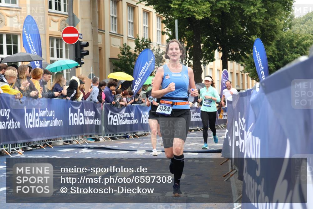 30.06.2024 - hella hamburg halbmarathon Strokosch-Dieckow http://msf.ph/oto/6597308 30.06.2024 12:23:10 Ziel 720, 766, 3310, 3421, 4087, 4088, 4155, 4156, 4945, 8471, 9324, 11779, 11866 meine-sportfotos.de
