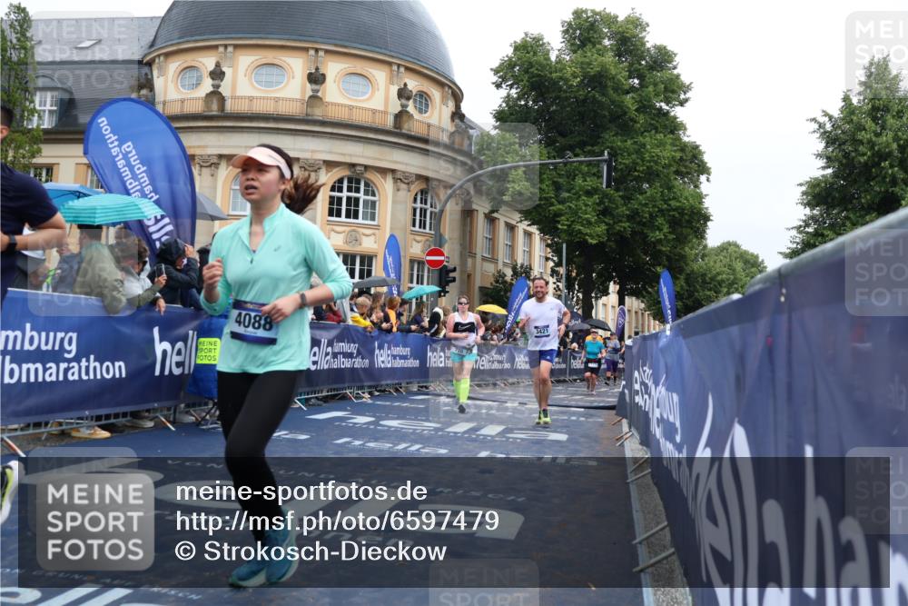 30.06.2024 - hella hamburg halbmarathon Strokosch-Dieckow http://msf.ph/oto/6597479 30.06.2024 12:23:14 Ziel 720, 766, 2558, 3310, 3421, 3909, 4087, 4088, 4155, 4156, 4945, 8471, 9324, 11779, 11866 meine-sportfotos.de