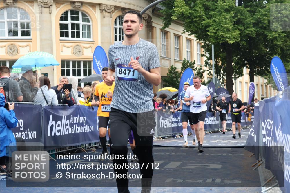 30.06.2024 - hella hamburg halbmarathon Strokosch-Dieckow http://msf.ph/oto/6597712 30.06.2024 12:23:22 Ziel 720, 766, 2065, 2558, 3310, 3909, 4155, 4156, 6459, 8471, 10852, 11779, 11866, 13450, 13470 meine-sportfotos.de
