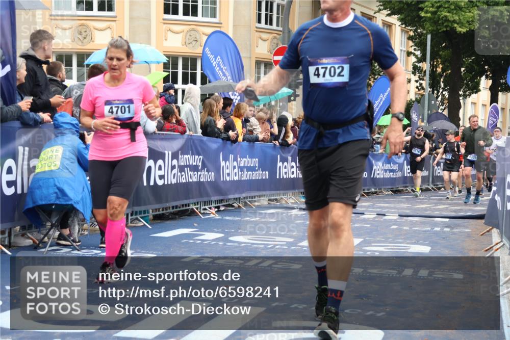 30.06.2024 - hella hamburg halbmarathon Strokosch-Dieckow http://msf.ph/oto/6598241 30.06.2024 12:23:52 Ziel 1466, 3643, 3992, 4339, 4701, 4702, 5516, 5517, 5525, 5526, 5668, 7570, 7983, 8432, 8913, 11647, 12098 meine-sportfotos.de