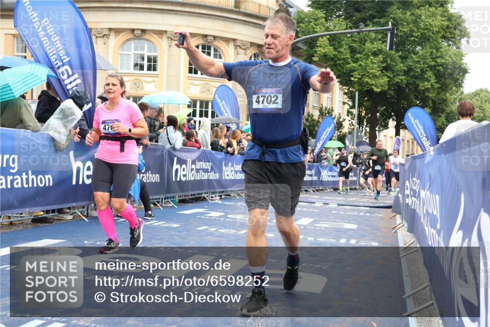 30.06.2024 - hella hamburg halbmarathon Strokosch-Dieckow http://msf.ph/oto/6598252 30.06.2024 12:23:53 Ziel 1466, 3643, 3992, 4339, 4701, 4702, 5516, 5517, 5525, 5526, 5668, 7570, 7983, 8432, 8913, 9783, 11647, 12098 meine-sportfotos.de