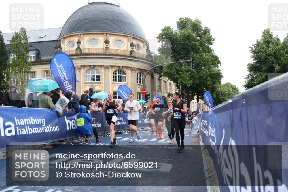 30.06.2024 - hella hamburg halbmarathon Strokosch-Dieckow http://msf.ph/oto/6599021 30.06.2024 12:25:07 Ziel 667, 1892, 1903, 2938, 2939, 3125, 4344, 5710, 7653, 8014, 8208, 9361, 9936, 10594, 11607 meine-sportfotos.de