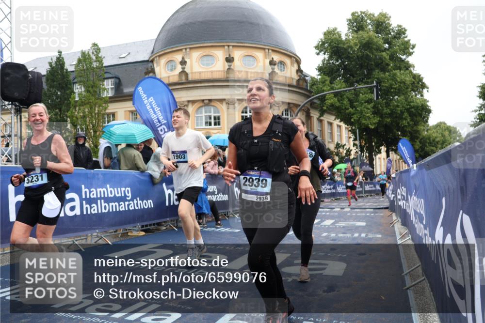30.06.2024 - hella hamburg halbmarathon Strokosch-Dieckow http://msf.ph/oto/6599076 30.06.2024 12:25:09 Ziel 667, 1892, 1903, 2938, 2939, 3125, 4344, 5710, 7653, 8014, 8208, 9361, 9936, 10594, 11607 meine-sportfotos.de