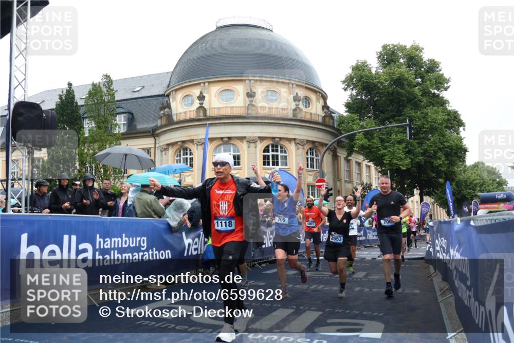 30.06.2024 - hella hamburg halbmarathon Strokosch-Dieckow http://msf.ph/oto/6599628 30.06.2024 12:25:52 Ziel 601, 705, 706, 1118, 2553, 2913, 4169, 4801, 5670, 6026, 6492, 7117, 7443, 7799, 8056, 8286, 9623, 12131 meine-sportfotos.de