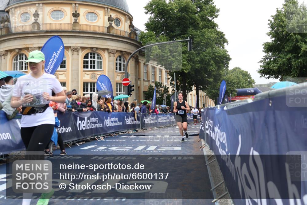 30.06.2024 - hella hamburg halbmarathon Strokosch-Dieckow http://msf.ph/oto/6600137 30.06.2024 12:26:12 Ziel 2571, 4919, 5019, 5540, 7731, 8179, 8517, 8708, 9011, 9967, 10463, 11864 meine-sportfotos.de