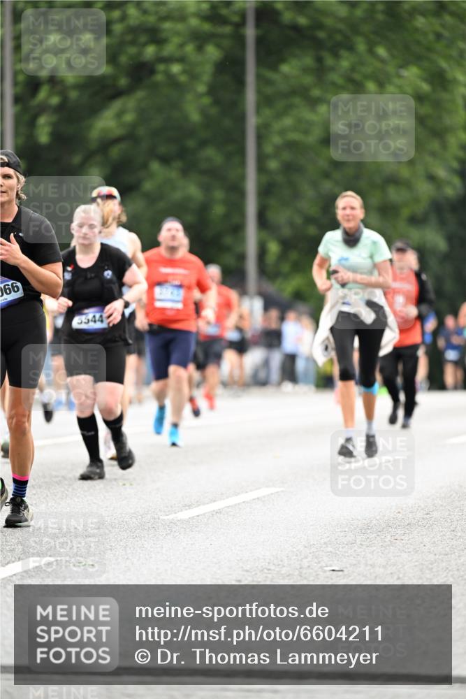 30.06.2024 - hella hamburg halbmarathon Dr. Thomas Lammeyer http://msf.ph/oto/6604211 30.06.2024 10:43:32 Kennedybrücke 635, 1484, 1614, 1827, 2920, 3136, 3623, 3743, 3855, 3943, 3944, 3955, 4751, 4753, 4897, 5544, 5770, 5896, 5926, 6261, 6334, 6455, 6577, 6578, 6731, 6732, 6802, 7079, 7260, 7266, 7594, 7687, 7688, 7870, 7972, 8235, 8281, 8331, 8866, 10063, 11625, 12066, 13209, 13345, 13358 meine-sportfotos.de